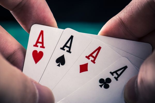 「ポーカー4人で楽しむカードゲームの魅力」